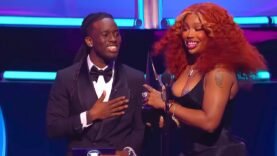 Kai Cenat Presents An Award At The AMA’s!